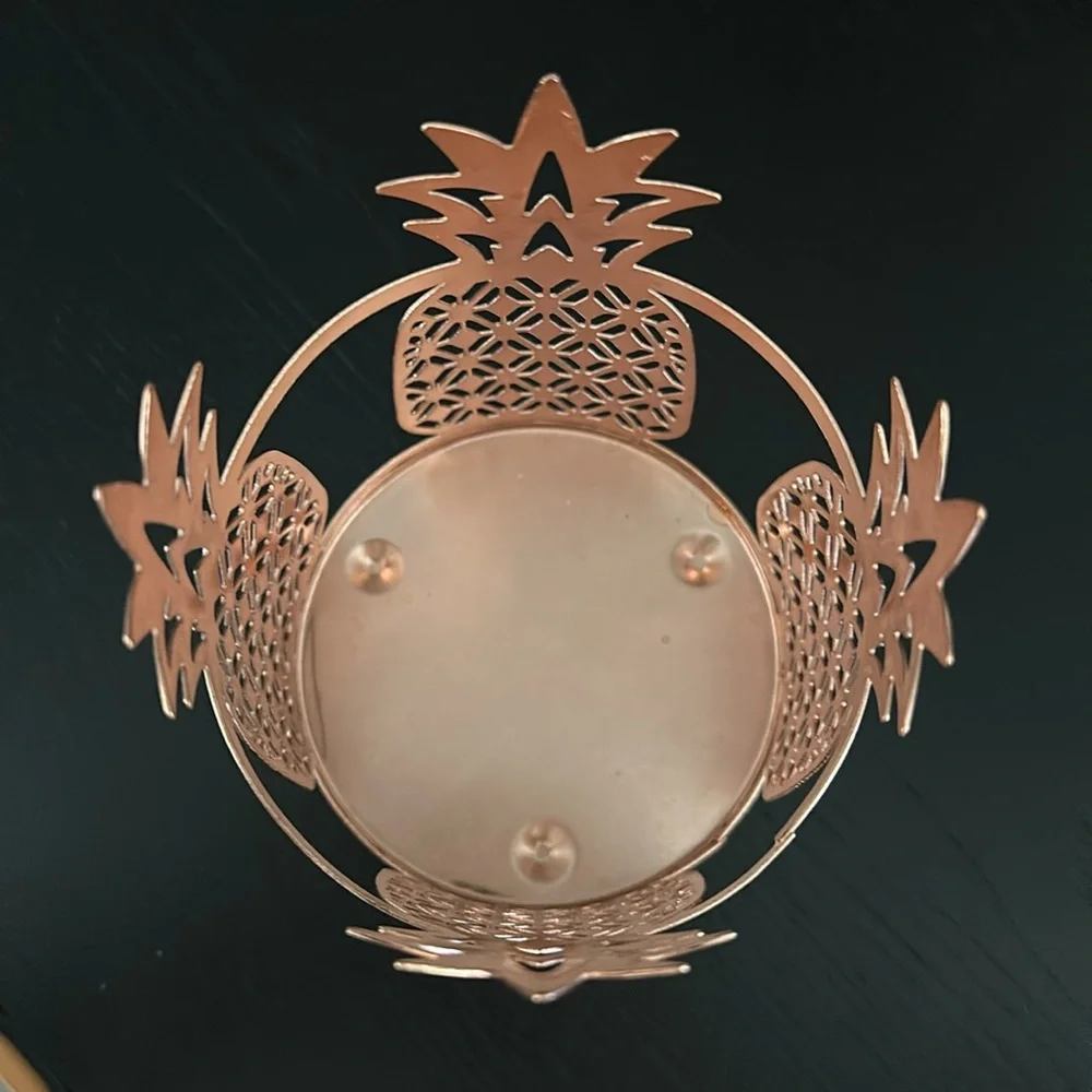 Rose gold metallic pineapple candle holder - Picture 3 of 4